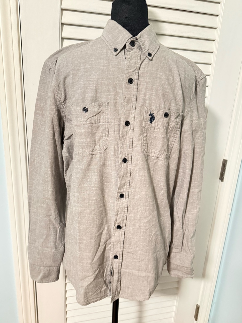 U.S. Polo Assn. Men’s Button-Down Long Sleeve Shirt in Beige & Navy Logo. NWOT